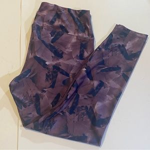 Crivit leggings SZ L GUC, polyester/Lycra blend nice weight, abstract floral